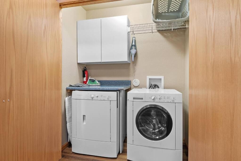 Convenient Townhouse - Near Airport Villa Rapid City Kültér fotó