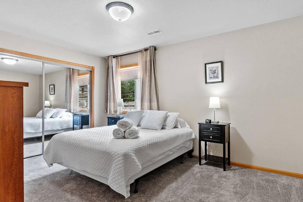 Convenient Townhouse - Near Airport Villa Rapid City Kültér fotó