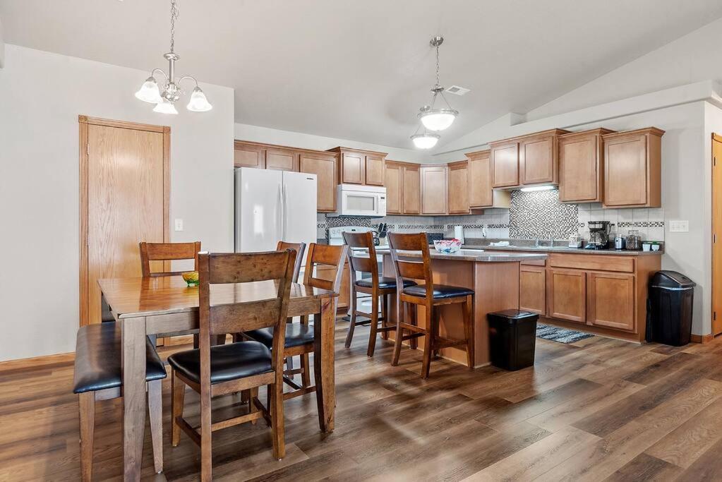 Convenient Townhouse - Near Airport Villa Rapid City Kültér fotó