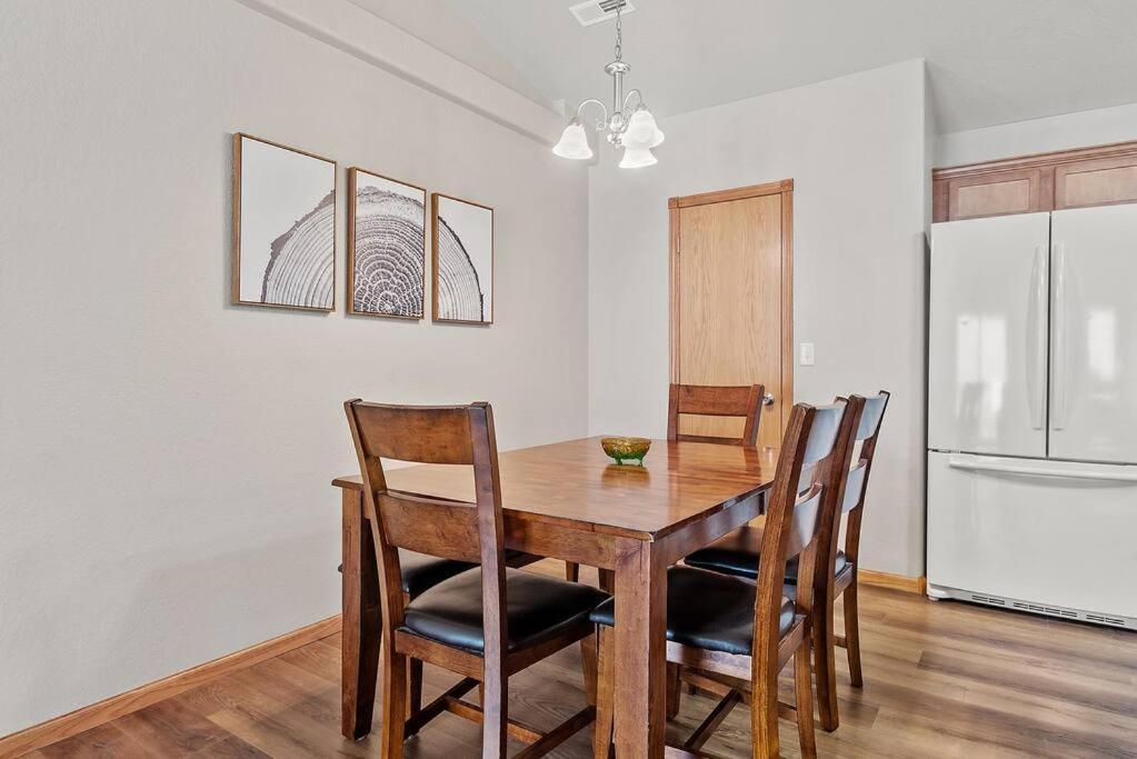 Convenient Townhouse - Near Airport Villa Rapid City Kültér fotó